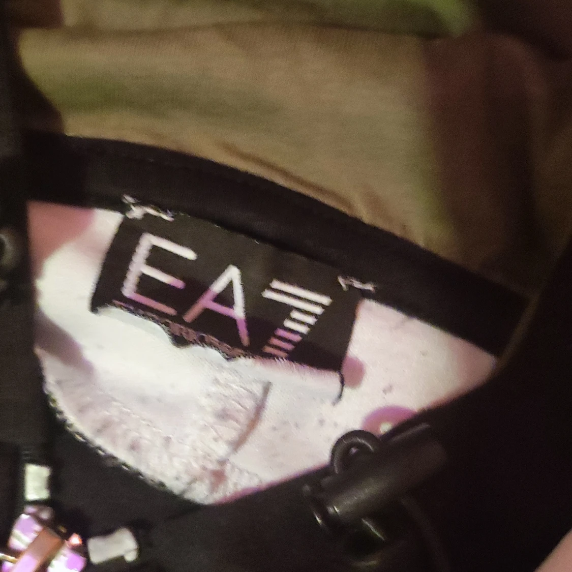 Grå tröja från Calvin Klein Jeans och svart hoodie från EA7 - 4