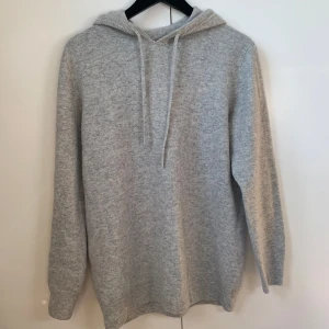 Grå stickad hoodie - Säljer en skön stickad hoodie från merley Stockholm. Hoodien är stor i storleken och skulle säga att den sitter som storlek M. Hoodien är i mycket bra skick och har en söm vid halsen som inte syns (Nypris 1249) Mitt pris 599. 