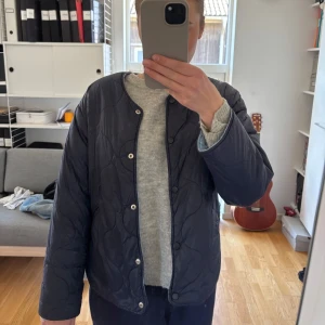 Mörkblå jacka  -  Jag säljer denna fina mörkblå jacka. Storlek är oklar då det ej står i den men runt Xs-S i storlek. Den är u mycket bra skick och knappt använt den. 