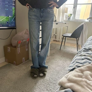 Blå jeans  - Säljer ett par klassiska blå jeans som aldrig är använda. De har en normal passform och är perfekta för en avslappnad stil. Jeansen har en traditionell femficksdesign och är tillverkade i ett slitstarkt denimtyg.