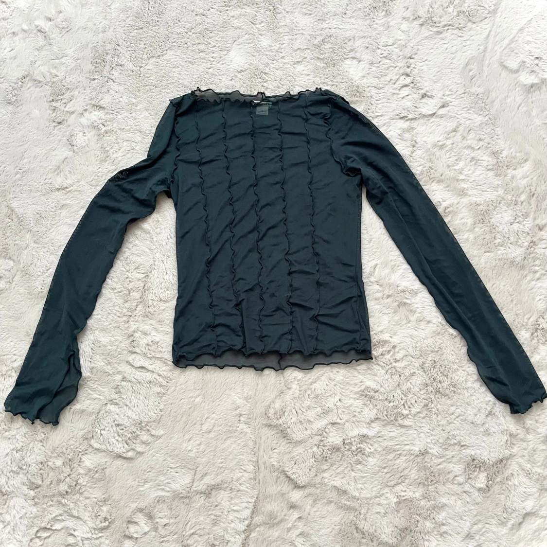 Svart långärmad topp med volangdetaljer