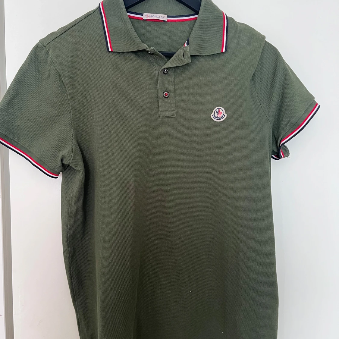 Grön pikétröja från Moncler