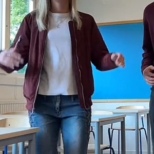 Vinröd bomberjacka - Snygg vinröd bomberjacka med dragkedja framtill. Jackan har en klassisk bomberstil med ribbade muddar vid ärmslut och nederkant. Perfekt för en avslappnad look.