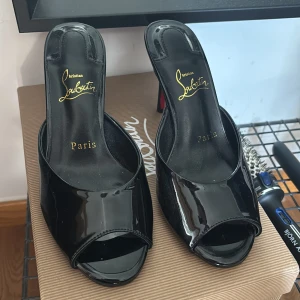 Svarta klackar från Christian Louboutin - fina klackskor från Christian Louboutin i super skick! Saknar äkthetsbevis. Tror därför ej att dem är äkta! Därmed priset 