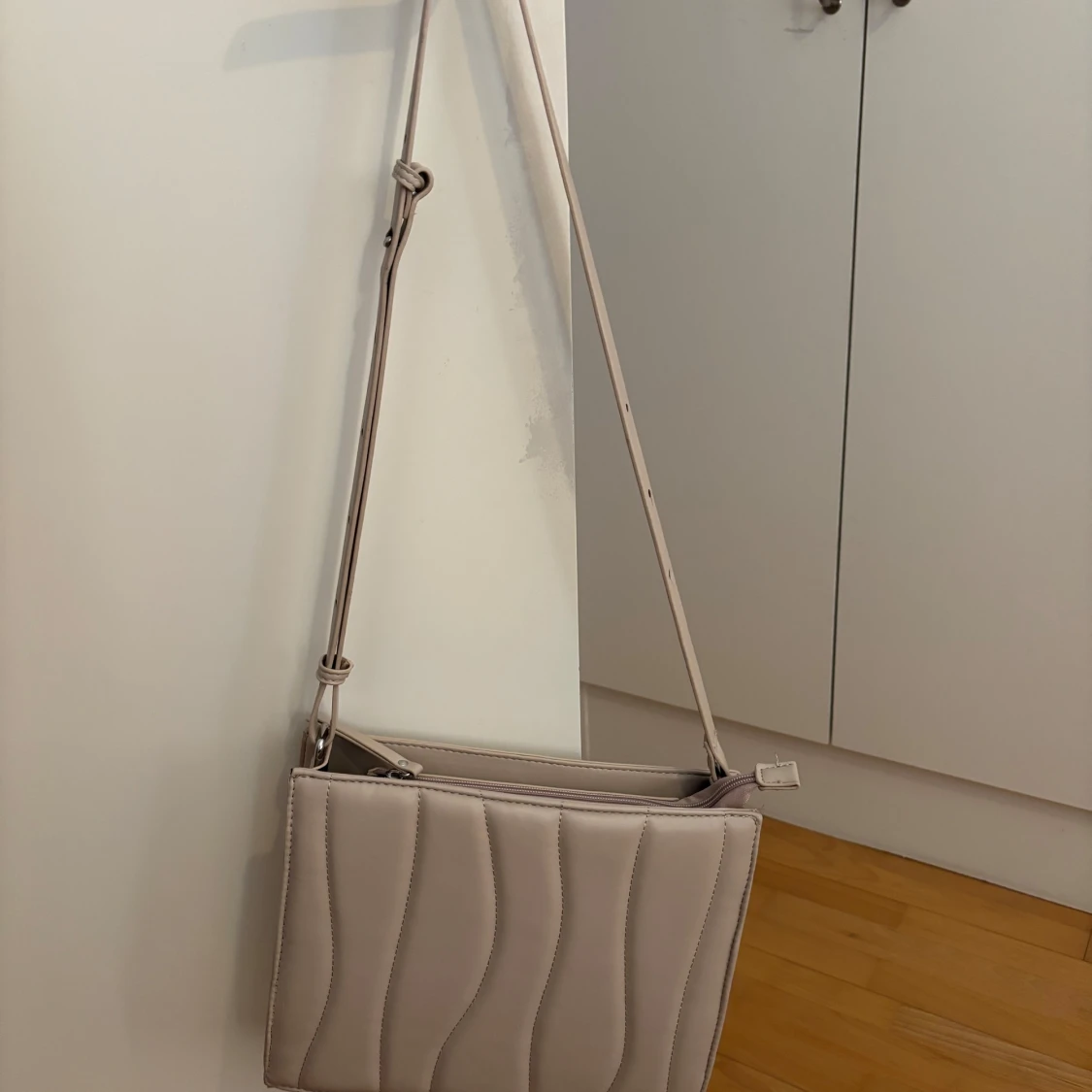 Beige quiltad axelväska