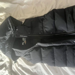 Svart väst från Elvine - svart väst som bara ligger! den är perfekt och super skön 