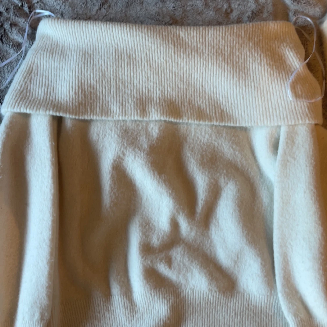 Vit ribbad Off-shoulder tröja