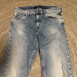 Ljusblå jeans från Replay - Tjo, säljer ett parSnygga ljusblå jeans från Replay med en klassisk femficksdesign. W28-L32 använda ett fåtal gånger