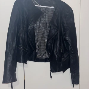 Nahkatakki - Ihana naisten musta nahkatakki. Sisällä ihanaa pilkullista kangasta. Käytetty, muuten hyvä kuntoinen, mutta niskasta hieman kulunut. Koko L. Kaikai n 50cm, olkahelma n 56cm. Kissatalous MMM Mikäli hinta ei miellytä tarjoa rohkeasti Katsothan myös muut ilmoitukseni 