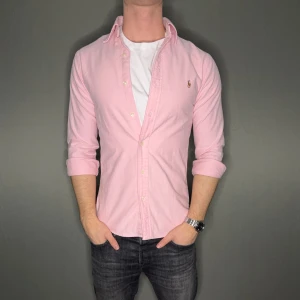 Ralph lauren skjorta - Hej säljer nu min fina Ralph Lauren skjorta i storlek S. Den är i nyskick och kommer vara otroligt snygg nu i vår och framåt sommaren. Nypris cirka 1600kr! Vi kommer att sälja liknande produkter nu i vår och närmare sommar så glöm inte följa profilen!🌊🍾