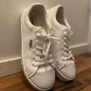 Levis sneakers - Snygga vita sneakers från Levi's, passar till allt! Använda 3 gånger och köpta från Zalando för 579kr. Säljer för 450 pga knappt använda🩷är även öppen för prissänkning vid snabbt köp🫶🏼