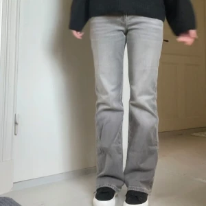 Jeans  - Lågmidjade gråa Jeans i väldigt fint skick (inga tecken på användning)! Knappfickor baktill 🥰🥰