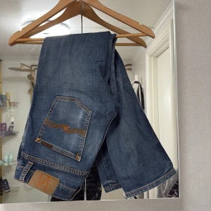 Nudie Jeans Grim Tim - Snygga Nudie Jeans grim tim. 30W/30L, passar bäst 170-180cm. Najs för avslappnad och stilren look. Bara att höra av sig vid eventuella frågor!