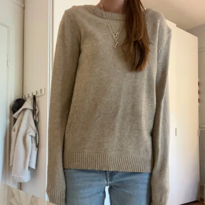 Beige tröja från VILA - Säljer en stilren beige tröja från VILA. Tröjan är långärmad och har en rund halsringning med ribbade muddar vid ärmslut och nederkant. Perfekt för en avslappnad och bekväm stil. Lite nopprig, storlek xs
