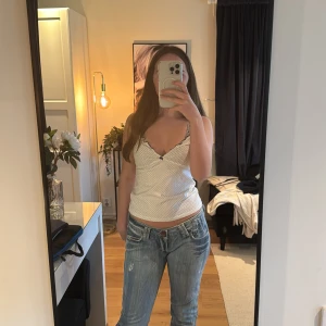Lågmidjade blå jeans  - Säljer dessa sjukt snygga vintage lågmidjade jeans från chiq. Så fin blå färg med en perfekt stentvättning. Jättecoola och unika fickor med dragkedja!! Midjemåttet tvärsöver är 36 cm och innerbenslängden 76cm💕