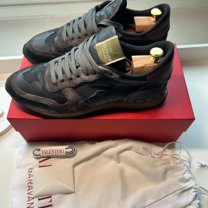 Valentino Rockrunners - Säljer dessa sjukt snygga valentino rockrunners! Allt og är inkluderat, alltså box, dustbag, extra snören och äkthetsbevis. Skorna har lite tecken på användning men är fortfarande i bra skick! Säg till ifall ni har frågor!