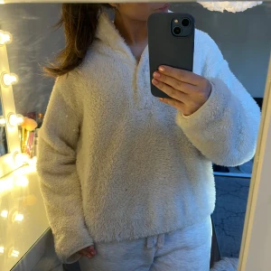 Vit Teddy hoodie - Mysig vit fleece hoodie med dragkedja och hög krage (syns på tredje bilden). Super gosig och fint skick!!
