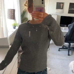 Grå stickad tröja - Säljer en mysig grå stickad tröja med rund hals och långa ärmar från Nelly. Den är väldigt fin med bra pass form💕