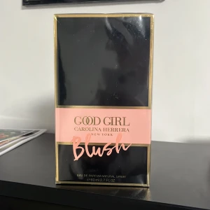Good Girl Blush Eau de Parfum från Carolina Herrera 80 ml - Säljer en elegant parfym, Good Girl Blush från Carolina Herrera. Flaskan rymmer 80 ml. Perfekt för den som vill ha en sofistikerad doft med en touch av glamour. Det är mycket bra pris och priset kan sänkas.