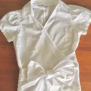 Vit omblottblus  - Såå fin men tyvärr för liten för mig!! Storlek m men väldigt liten i storleken så passar xs-s! Liten fläck på höger ärm som knappt syns (se bild 5)! Banden är påsydda❣️❣️