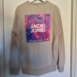 Jack & Jones Sweatshirt - Beige sweatshirt i storlek M från Jack & Jones. Inte använd, jättebra skick. Skriv vid funderingar/frågor!