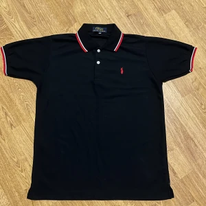 Svart pikétröja - Riktigt fet oanvänd pikétröja i storlek M. Tyvärr inte äkta men riktigt fet ändå.