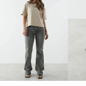 Grå Full length flera jeans från Gina Tricot Helt oanvända  - Snygga grå flare jeans som passar till det mesta. Är helt oanvända och har prislapparna kvar.