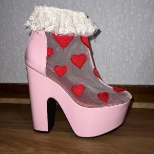 DOLLSKILL sugarbaby/sugarthrillz skor - SÅ söta skor från dollskill på den tiden sugar thrillz hette sugarbaby :,) Hjärtdetaljer ovanpå ett genomskinligt mesh material som gör dom till perfekta skorna att visa upp nya naglar 💅 Alla hjärtans dag coded ❤️💕 en liten del av dragkedjan på högra skon har knäckts av tiden men den går att sippa upp ! 