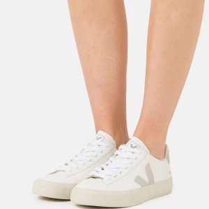 Veja skor - Snygg veja skor med beiga detaljer. Aldrig använda, endast testade. Säljer då jag råkade köpa för stor storlek! Nypris är 1700:- 