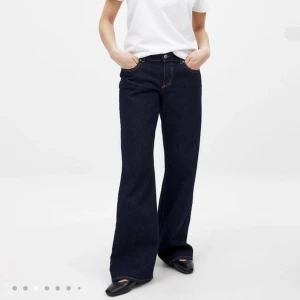 Mörkblå jeans - Snygga mörkblå jeans från NA-KD perfekta till våren🌷 jeansen är i strl 32 och är endast använts fåtal gånger