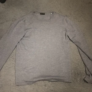Grå sweatshirt från stenströms - Snygg grå sweatshirt från stenströms i storlek S. 9/10 skick och bara använd ett fåtal gånger. 100% merino, nypris: runt 1400 kr 