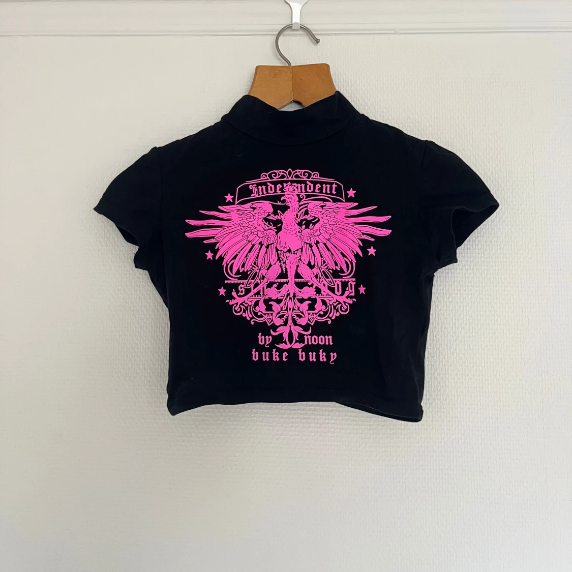 Svart croppad t-shirt med rosa tryck - 1