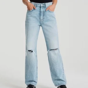 Ljusa jeans från Gina - Snygga ljusblå jeans med slitningar på knäna. De har en hög midja och en rak passform som ger en avslappnad look. Perfekta för en trendig stil.