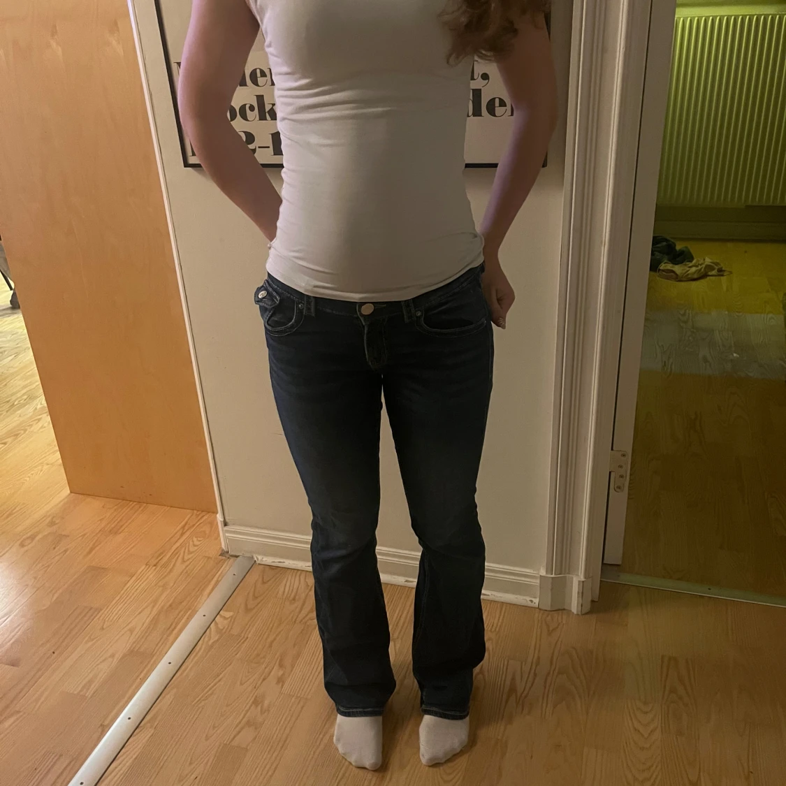 Mörkblå jeans med bootcut