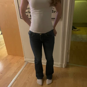 Mörkblå jeans med bootcut - Snygga mörkblå jeans med bootcut-stil och låg midja. St xs/s