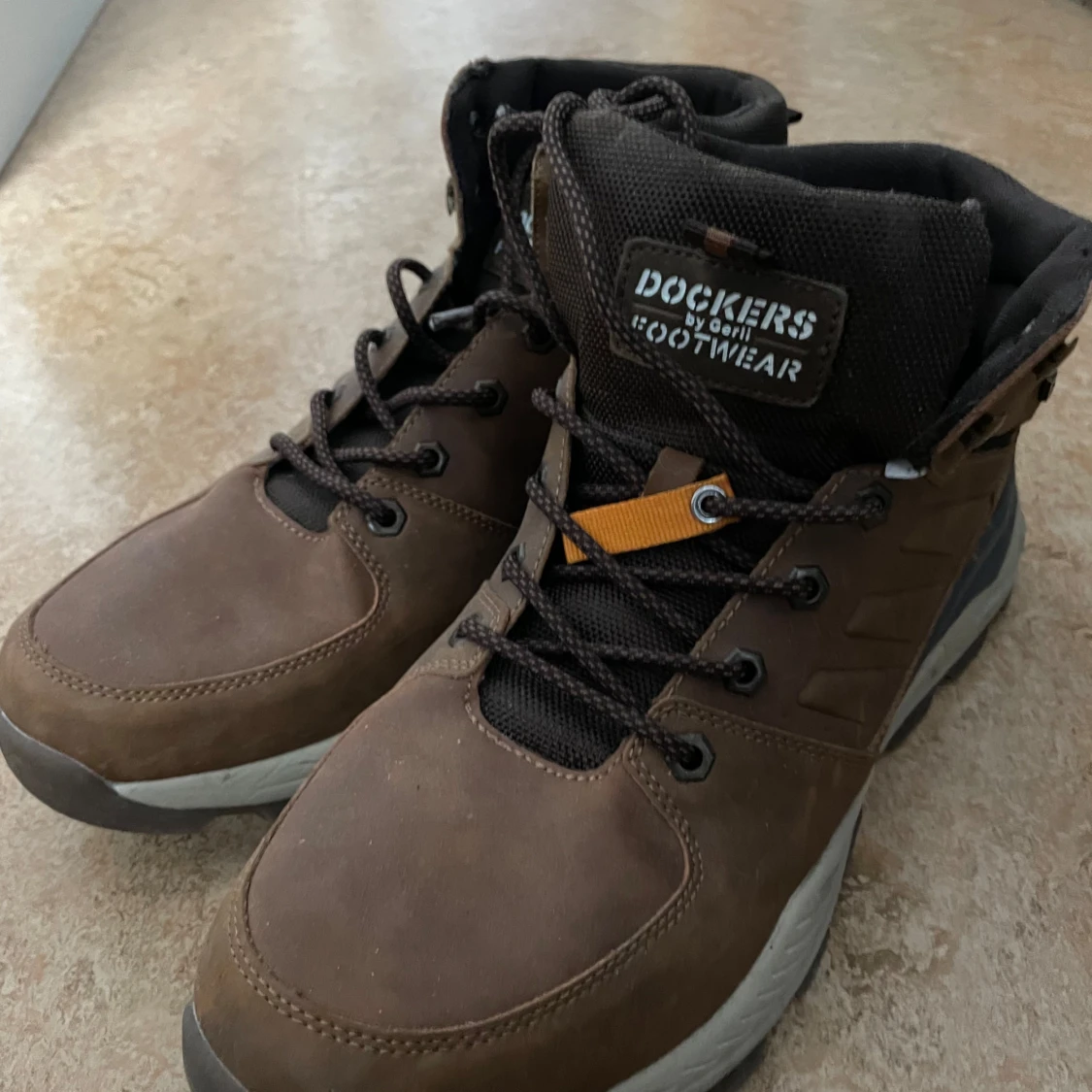 Bruna kängor från Dockers
