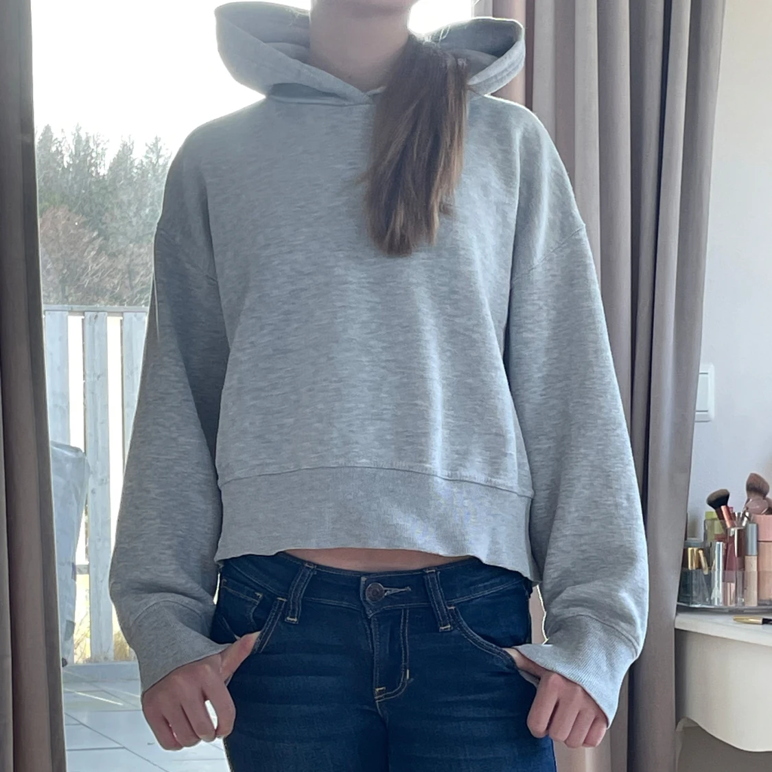 Grå hoodie