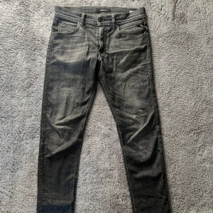 Replay jeans - Nu säljer jag mina mörk gråa replay jeans. Det är storleken 14y, jag skulle jämföra dem med storlek 28 på dondup George eller lite mindre.