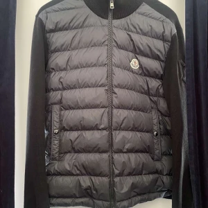 Moncler Tricot Cardigan - Säljer nu min fina Moncler cardigan ”tricot” Storlek large (passar nog personer 185 och uppåt) köpt 2024 och i jättebra skick, kvitto finns samt att man kan scanna qr-koden inuti. Nypris är över 10.000 mitt pris bara 3999
