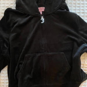 Juicy - Juicy sett tröjan, är i storlek large men passar small