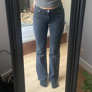 Svarta raka jeans  - Jeans från monki i en populär modell!