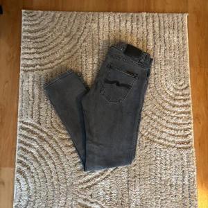 Nudie Jeans Grå - Säljer nu ett par Nudie Jeans i modellen Lean Dean Grey Ash. Storlek W28, L30. Nypris: 1600. Skick: 9/10 då de är knappast använda. Skriv om du har frågor eller funderingar!