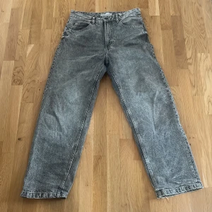 Grå baggy jeans från Bershka - Säljer ett par grå baggy jeans från Bershka. De har en avslappnad passform och är tillverkade i denim. Perfekta för en casual look. Lite defekt aka 2 fläckar på baksidan, kolla sida 4. 