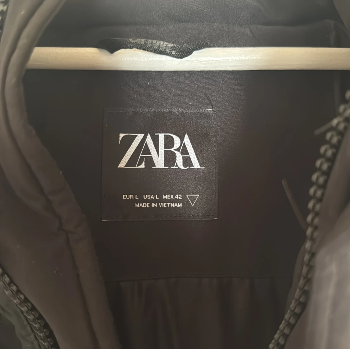 Svart dunväst från Zara - 1