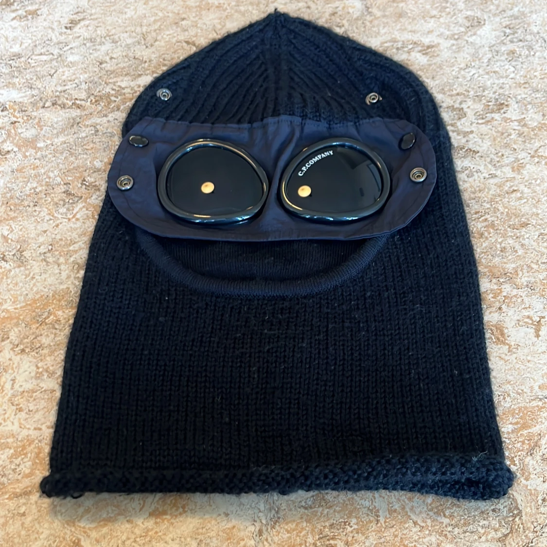 Svart stickad balaclava från C.P. Company