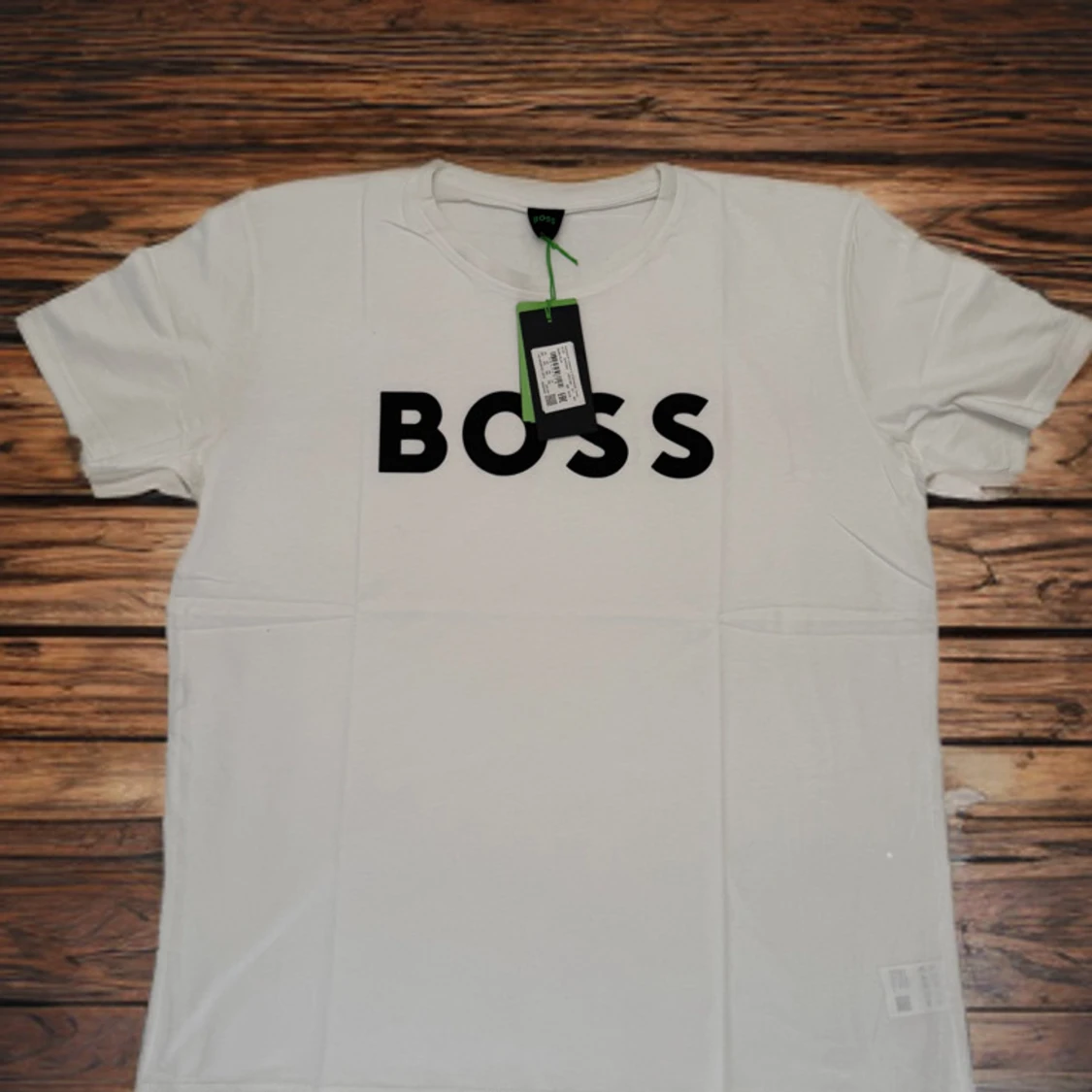 đ„đHelt ny! Vit t-shirt frĂ„n BOSS med tryck