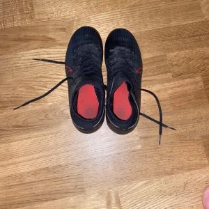 Nike mecurial superfly 7 black and red - Lite smutsig undersida pga grästräning men de går att städa bort och lite nedslipade dubbar pris går att sänka lite grann