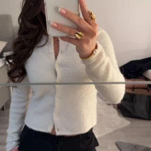 Vit kofta från Gina Tricot  - Mjuk och stilren kofta i varm vit/beige ton från Gina Tricot. Sitter bra i storlek XS funkar för S och känns lyxig både till vardag och fest. Använd få gånger, mycket fint skick. En tidlös favorit i garderoben. Men tyvärr passar den mig inte längre.💞💞❤️‍🔥❤️‍🔥🥰🥰