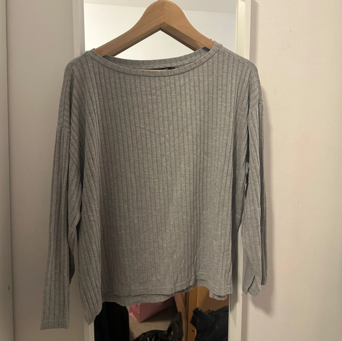 Grå ribbad långärmad tröja - 2