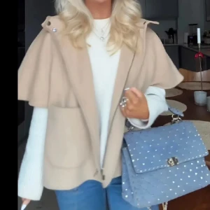 Zara cape  - Intressekoll!! Funderar på att sälja min fina kappa från Zara, storlek 152❤️ passar mig med XS/S